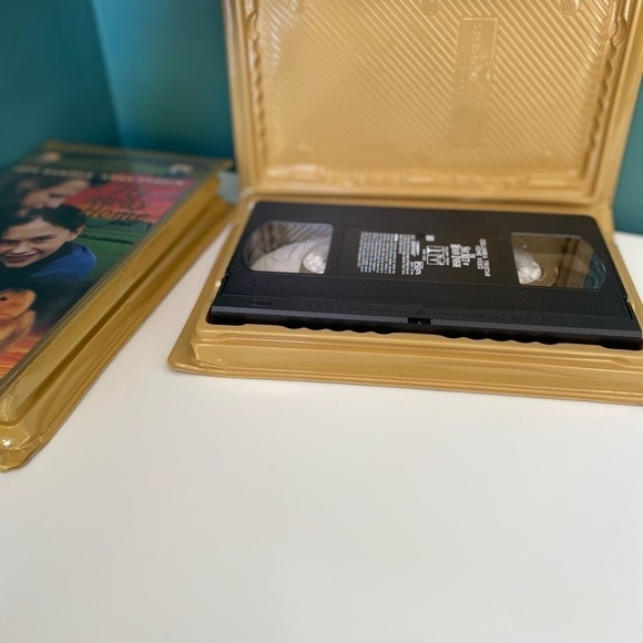 VHS Tapes Columbia Tri-Star Lot of 2 Fly Away Home & The Secret of Roan Inish - Picture 4 of 4